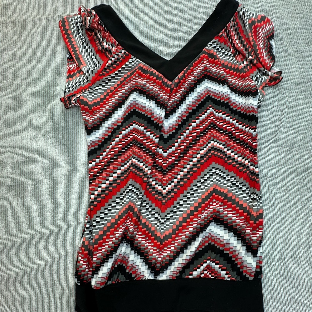 Wrapper Red and Black Graphic Fitted Cap Sleeve Blouse
